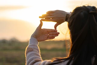 Girl making a square with hands to the sun